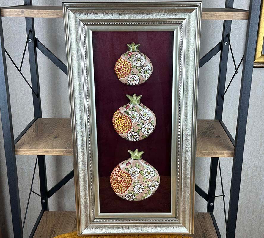 Cadeau de protocole d’entreprise : panneau mural grenade en céramique d’Iznik avec passe-partout - 1