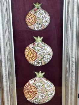 Cadeau de protocole d’entreprise : panneau mural grenade en céramique d’Iznik avec passe-partout - 3