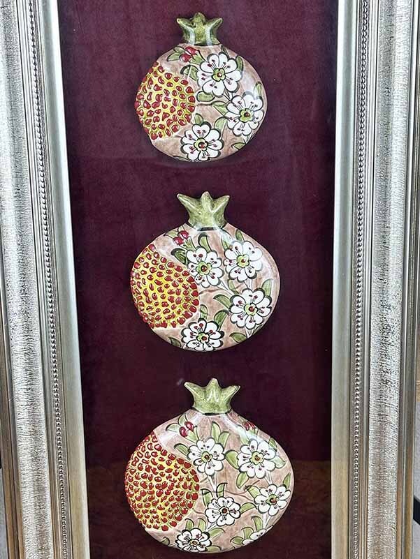 Cadeau de protocole d’entreprise : panneau mural grenade en céramique d’Iznik avec passe-partout - 3