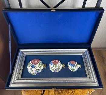 Cadeau de visite officielle : panneau aux trois grenades en céramique avec motif de tulipe bleue - 4