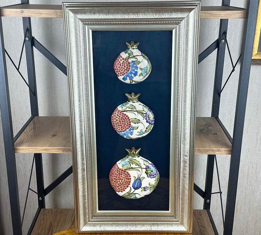 Cadeau de visite officielle : panneau aux trois grenades en céramique avec motif de tulipe bleue - 1