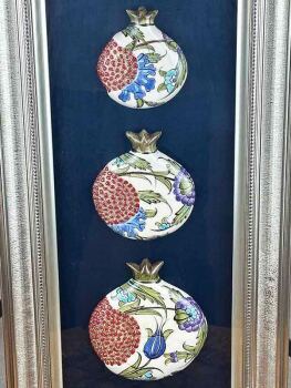 Cadeau de visite officielle : panneau aux trois grenades en céramique avec motif de tulipe bleue - 2