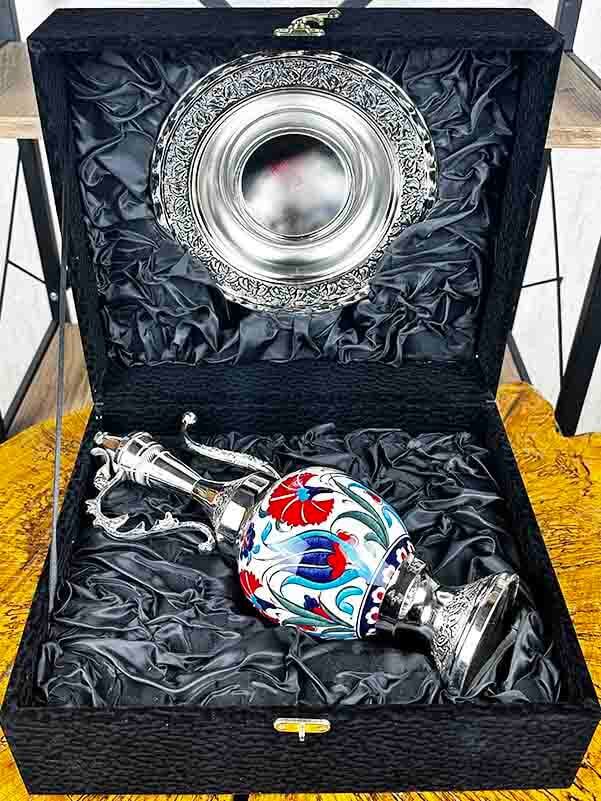 Coffret Cadeau d’Entreprise – Carafe et Assiette en Céramique d’Iznik avec Finition Argentée - 2