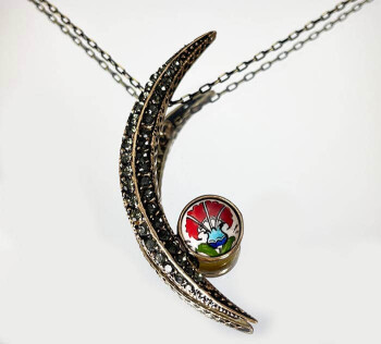 Collier bronze à l’œillet rouge - 1