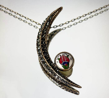 Collier Demi-Lune en Bronze avec Motif Haliç – Céramique d’Iznik Entièrement Faite Main - Çini Evi