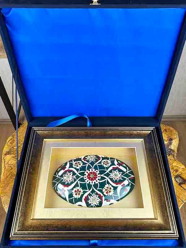 Céramique d’Iznik avec Motif de Lotus – Œuvre Encadrée avec Passe-partout, Cadeau Élégant pour le Bureau - 3