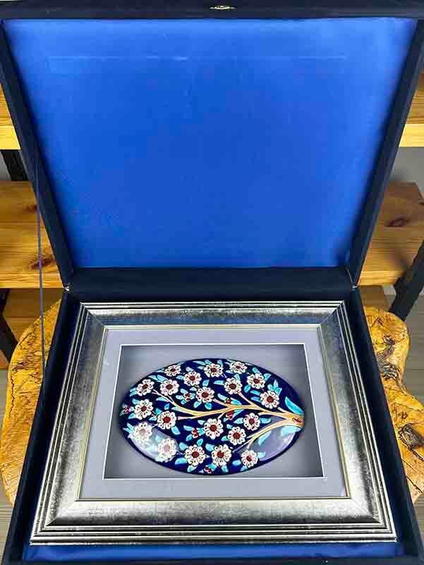 Dankesgeschenk für Professoren – Handgefertigtes Iznik-Keramikpaneel mit Lebensbaum-Motiv im Passepartout - 3