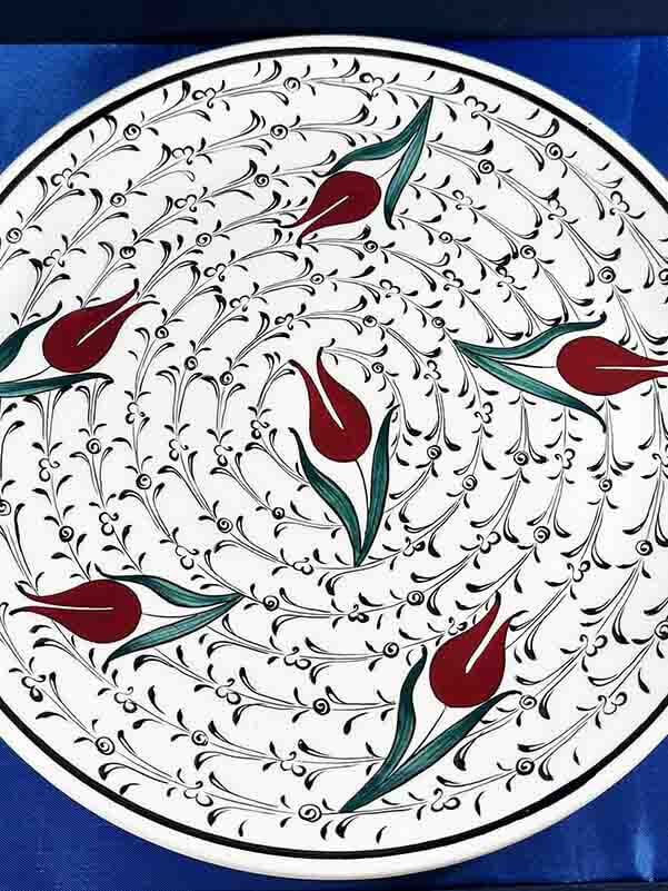 Danksagungsgeschenk für die Chefin – Handgefertigter Iznik-Teller mit Tulpen- & Haliç-Motiv – 25 cm - 3