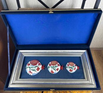Einzugsgeschenk: Nelken und Fülle – Dreiteiliges Iznik-Keramik Granatapfel-Paneel - 4