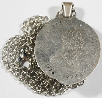 Elegant Tulip Pattern Pendant - 2