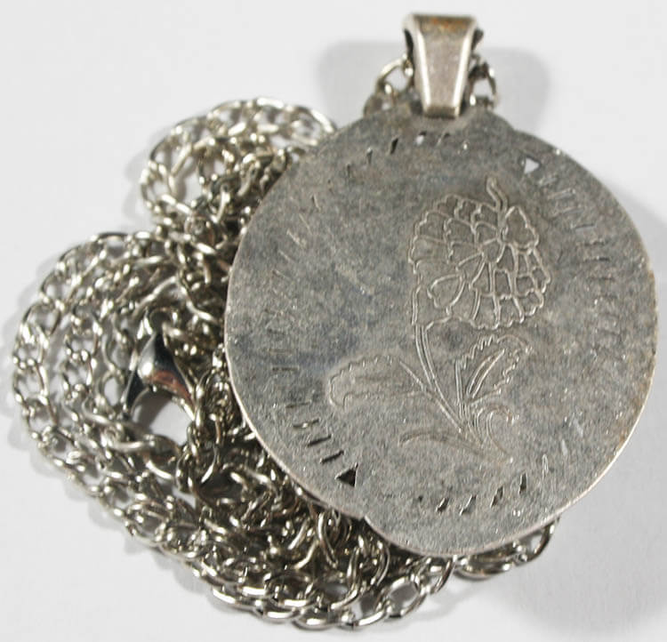 Elegant Tulip Pattern Pendant - 2