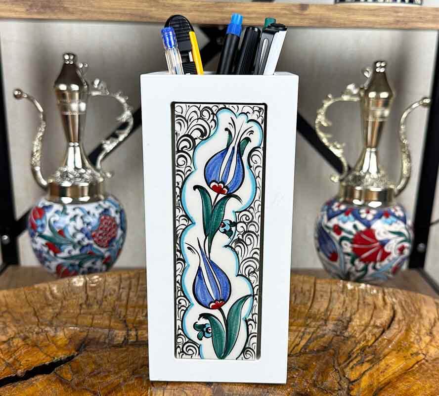 Blaue Tulpen-Eleganz – Holz-Stiftehalter mit Iznik-Keramik - 2