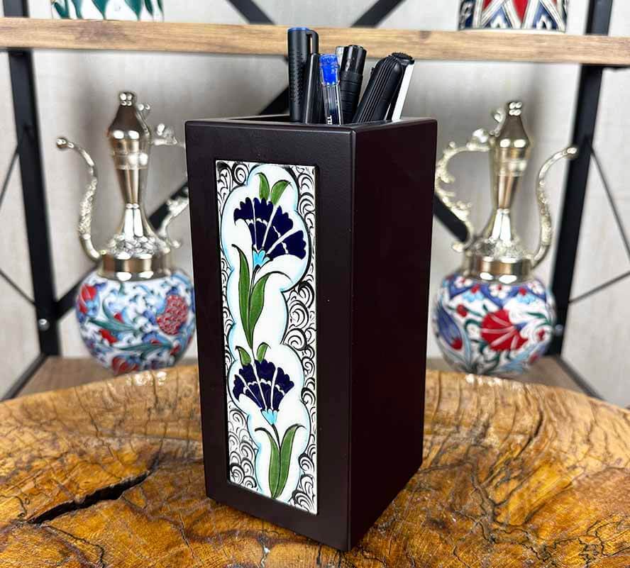 Dunkelblaue Nelken-Eleganz – Holz-Stiftehalter mit Iznik-Keramik - 1