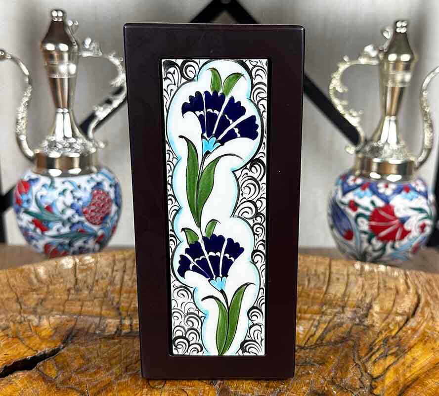 Dunkelblaue Nelken-Eleganz – Holz-Stiftehalter mit Iznik-Keramik - 2