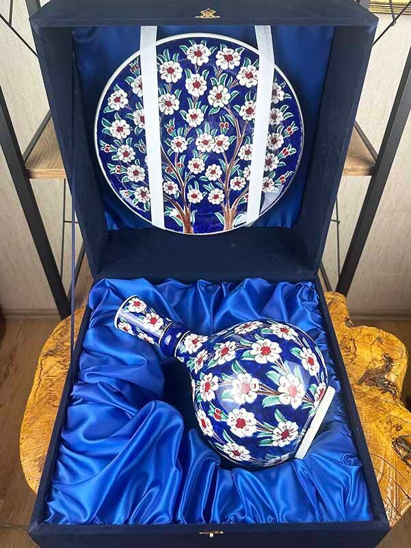 Eleganz des Lebensbaums – Iznik-Keramik-Vasen- und Teller-Set - 2
