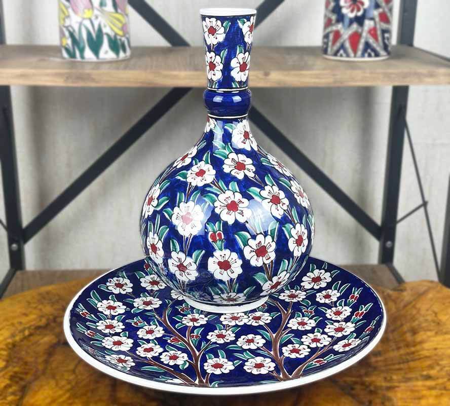 Eleganz des Lebensbaums – Iznik-Keramik-Vasen- und Teller-Set - 1