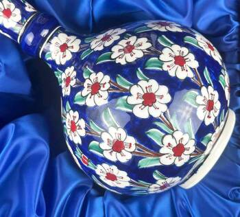 Eleganz des Lebensbaums – Iznik-Keramik-Vasen- und Teller-Set - 3