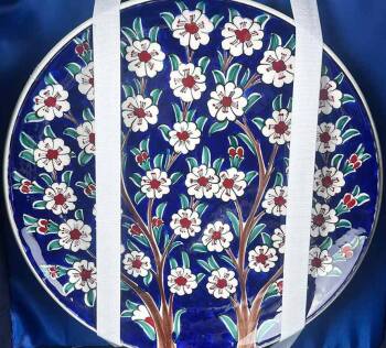 Eleganz des Lebensbaums – Iznik-Keramik-Vasen- und Teller-Set - 4