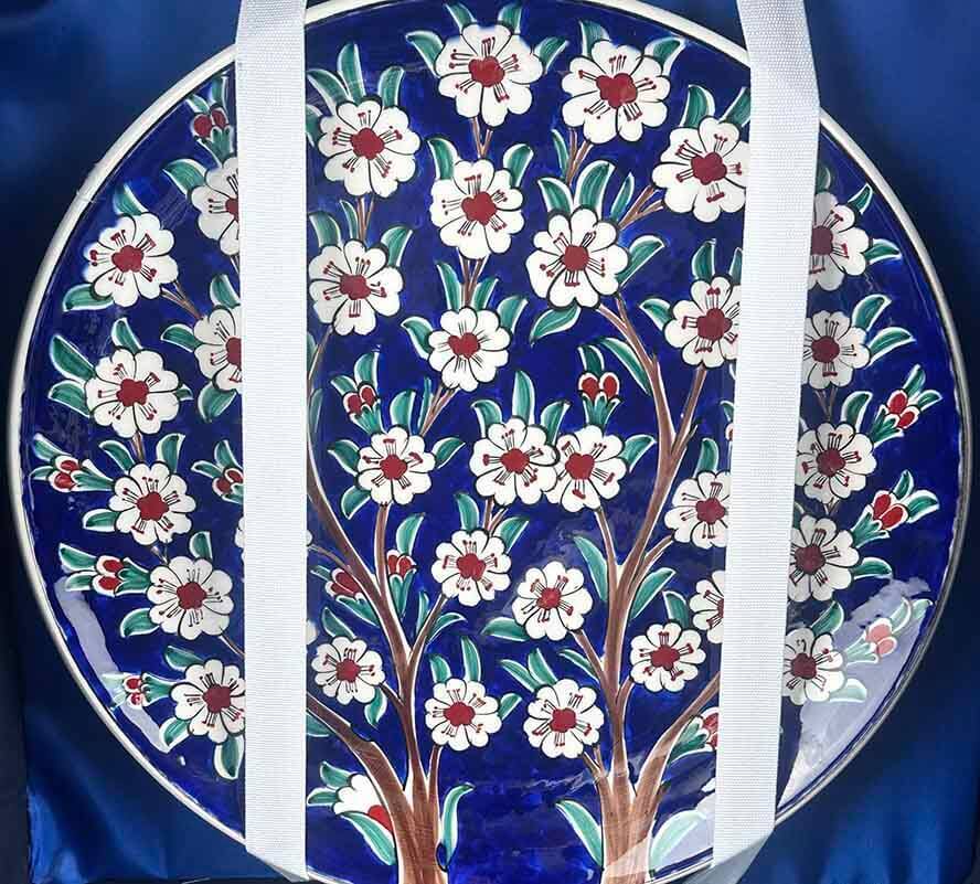 Eleganz des Lebensbaums – Iznik-Keramik-Vasen- und Teller-Set - 4