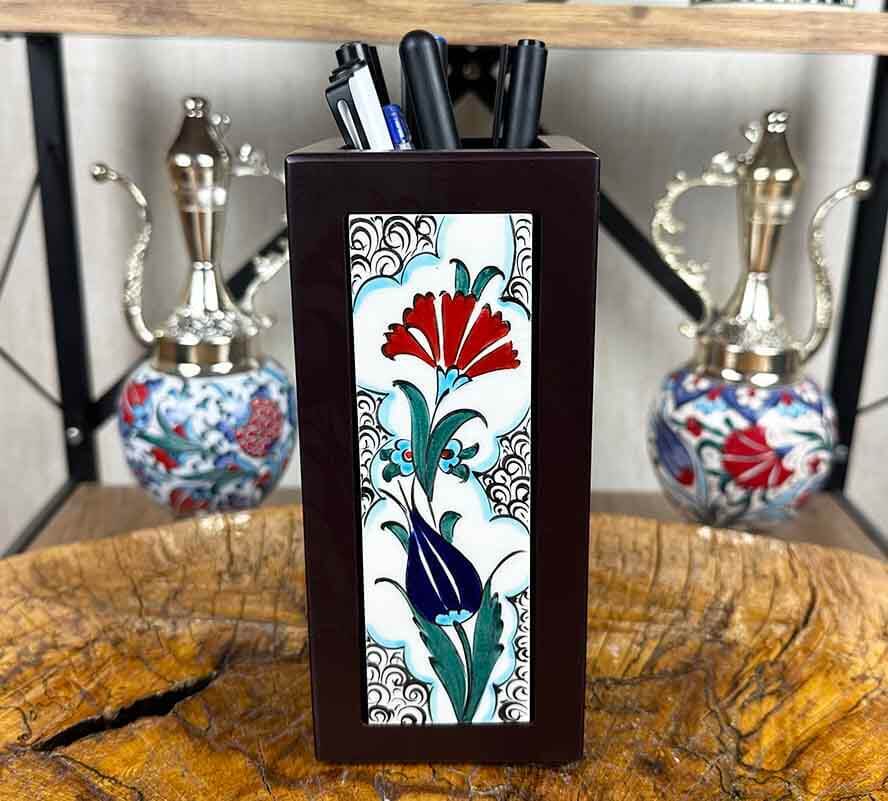 Nelken- und Tulpen-Eleganz – Holz-Stiftehalter mit Iznik-Keramik - 2