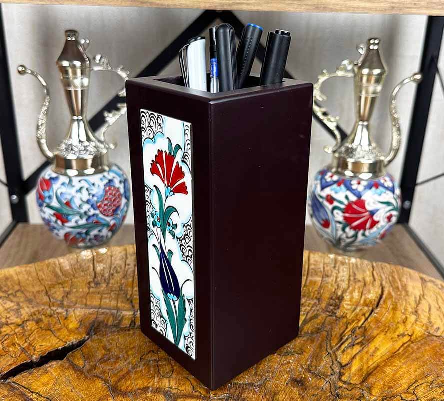 Nelken- und Tulpen-Eleganz – Holz-Stiftehalter mit Iznik-Keramik - 1
