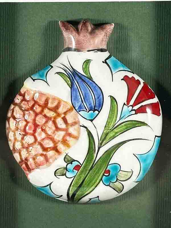 Tulpen- und Nelkeneleganz – Granatapfel-Plakette mit Iznik-Keramik - 2