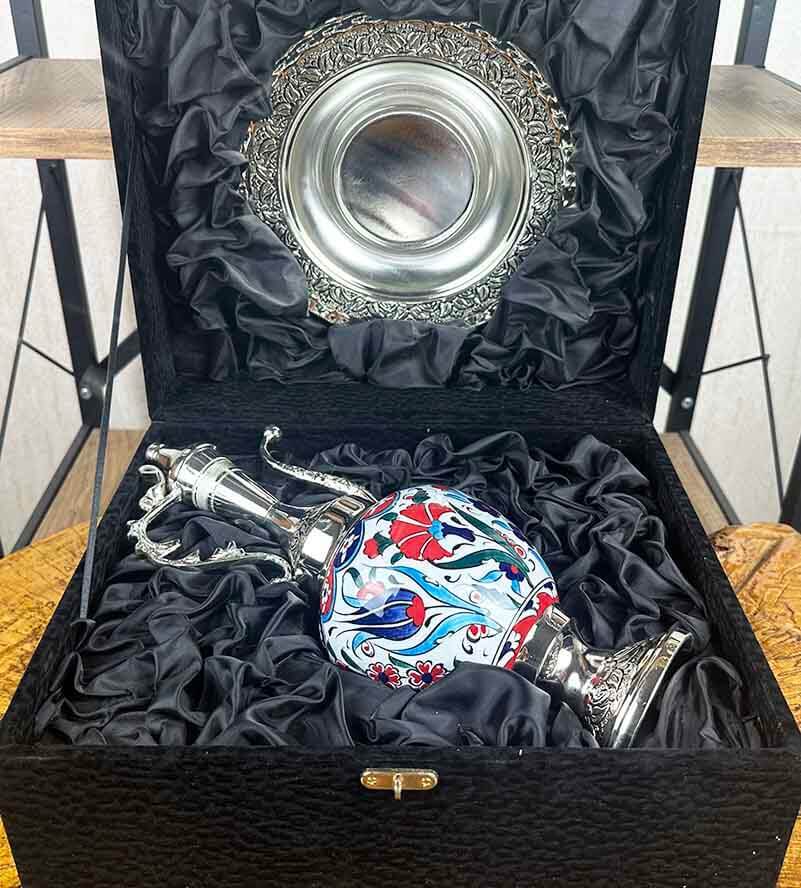 Eleganz von Tulpe und Nelke – silberbeschichtetes Iznik-Keramik-Kannen-Set - 2