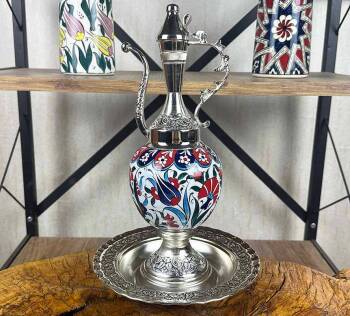Eleganz von Tulpe und Nelke – silberbeschichtetes Iznik-Keramik-Kannen-Set - 1