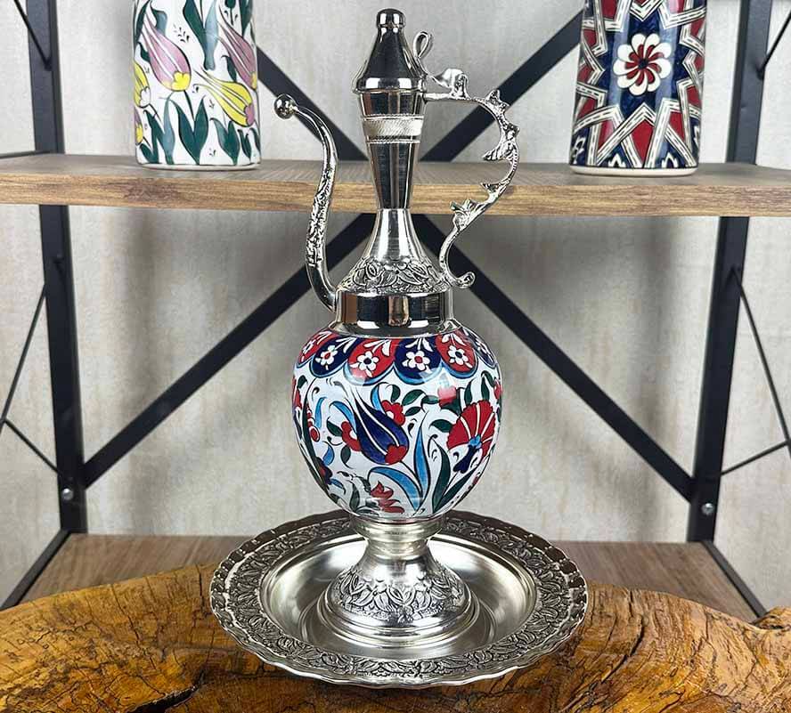 Eleganz von Tulpe und Nelke – silberbeschichtetes Iznik-Keramik-Kannen-Set - 1