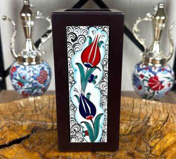Doppelte Tulpen-Eleganz – Holz-Stiftehalter mit Iznik-Keramik - 2