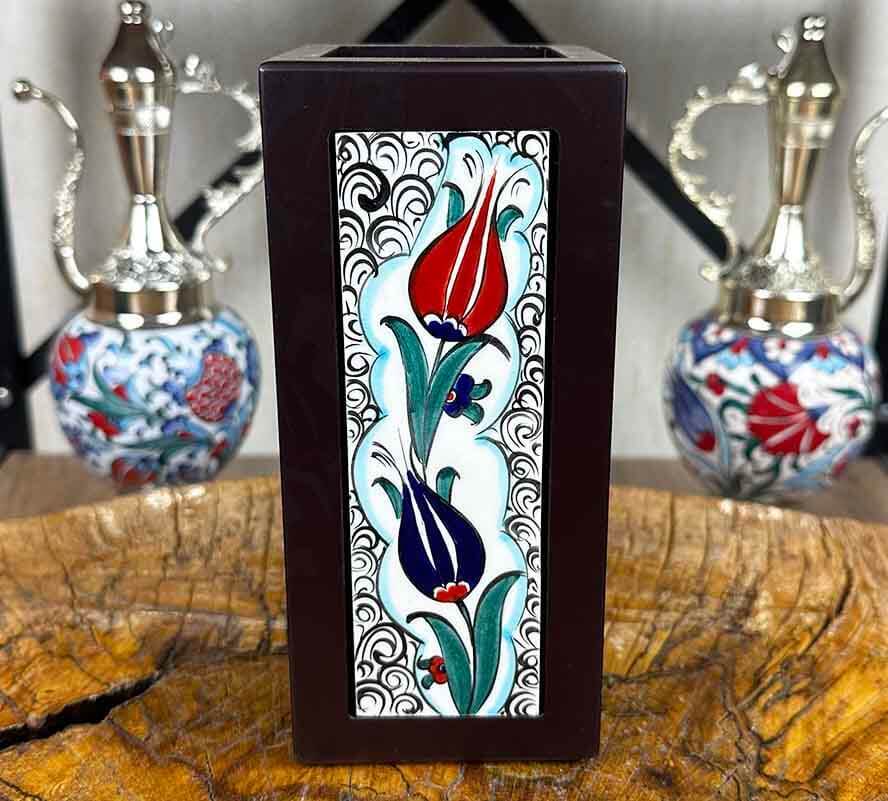 Doppelte Tulpen-Eleganz – Holz-Stiftehalter mit Iznik-Keramik - 2
