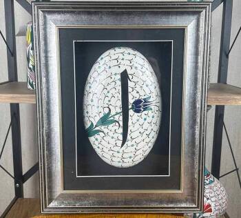 Elif ve Mavi Lale Motifli İznik Çinili Duvar Süsü – İslami Sanat Hediyesi - Çini Evi