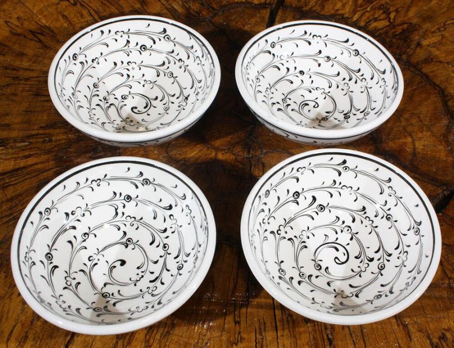 Ensemble de 4 bols en céramique d’Iznik motifs tulipe, œillet et Haliç - 1