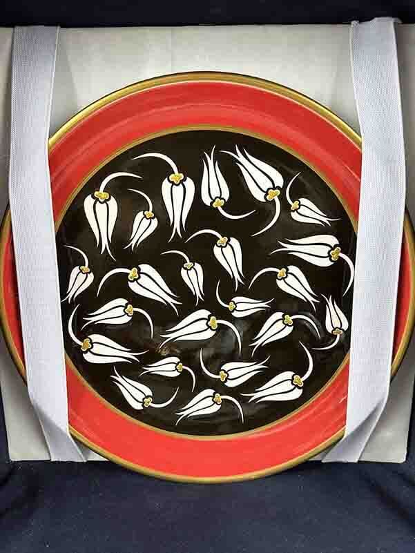 Ensemble cadeau Iznik vase et assiette motif tulipe sur fond noir - 2
