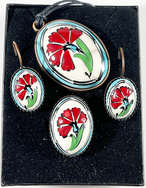 Ensemble de bijoux en poterie avec carnation rouge à motifs - 1