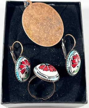 Ensemble de bijoux en poterie avec carnation rouge à motifs - 2