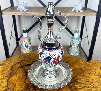 Ensemble de Carafe et Assiette en Céramique d’Iznik – Cadeau d’Entreprise Élégant avec Motif Tulipe - Çini Evi