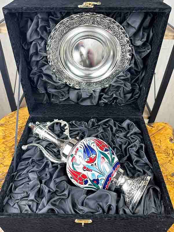 Ensemble de Carafe et Assiette en Céramique d’Iznik – Cadeau d’Entreprise Élégant avec Motif Tulipe - 2