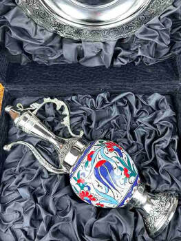 Ensemble d’Ibrik en Céramique d’Iznik à Motif Has Bahçe avec Tulipe et Œillet – Coffret Prestige avec Finition Argentée - 3