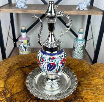 Ensemble d’Ibrik en Céramique d’Iznik à Motif Has Bahçe avec Tulipe et Œillet – Coffret Prestige avec Finition Argentée - Çini Evi