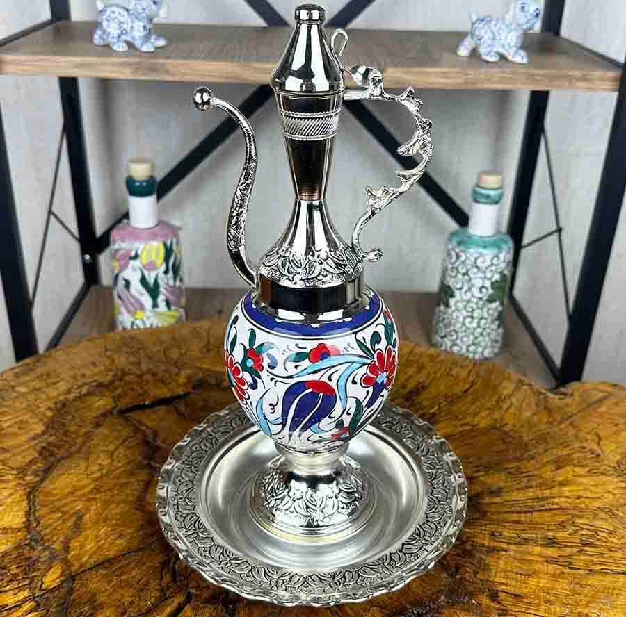 Ensemble d’Ibrik en Céramique d’Iznik à Motif Has Bahçe avec Tulipe et Œillet – Coffret Prestige avec Finition Argentée - 1