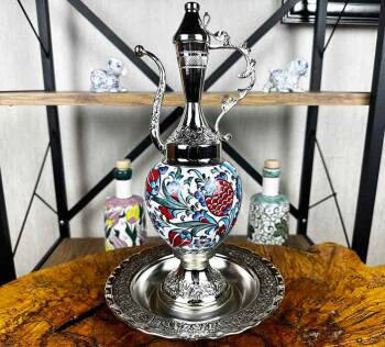 Ensemble Pichet et Assiette en Céramique d’Iznik – Motifs Tulipe et Grenade - Çini Evi