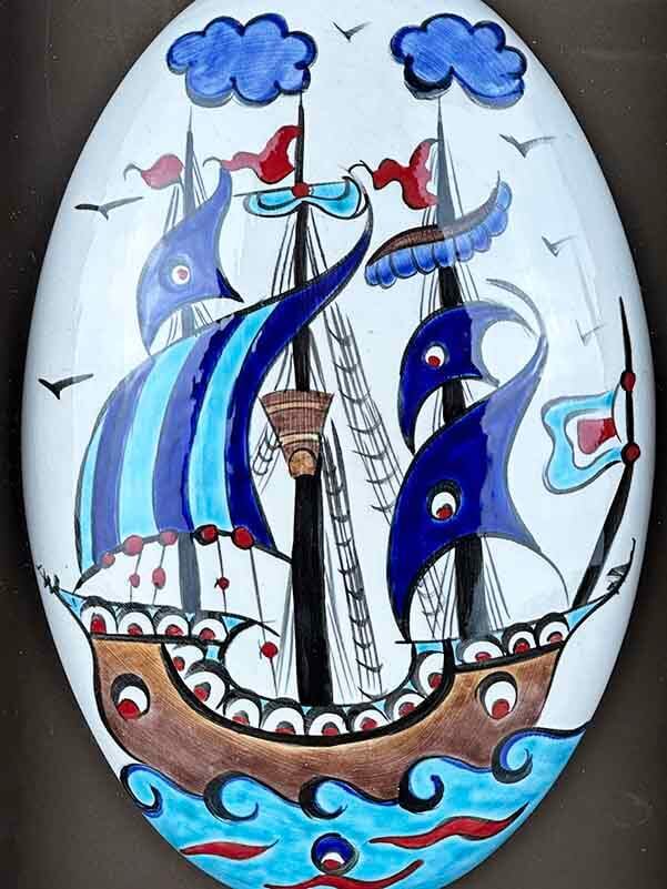 Erinnerung an die Osmanische Seemacht – Handgefertigtes Iznik-Keramikpaneel mit Kalyon-Motiv - 2
