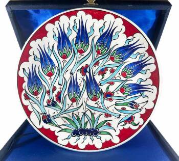 Firmengeschenk – Iznik-Keramikteller mit blauem Tulpenmotiv - Çini Evi