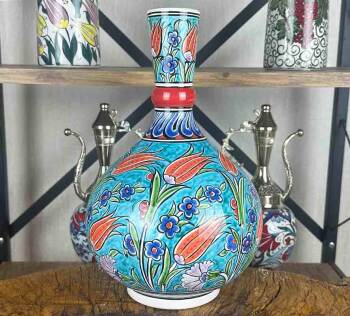 Frühlingstulpen – Iznik-Keramikvase - Çini Evi