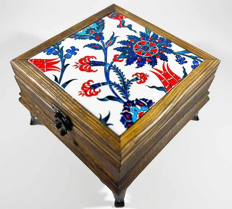 Geburtstagsgeschenk Schmuckbox – Handgefertigte Holzbox mit floraler Keramikfliese - 1