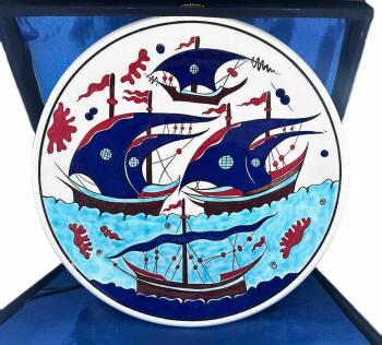Gemili İznik Çini Tabak 30 cm – El Yapımı Osmanlı Yelkenli Motif - Çini Evi