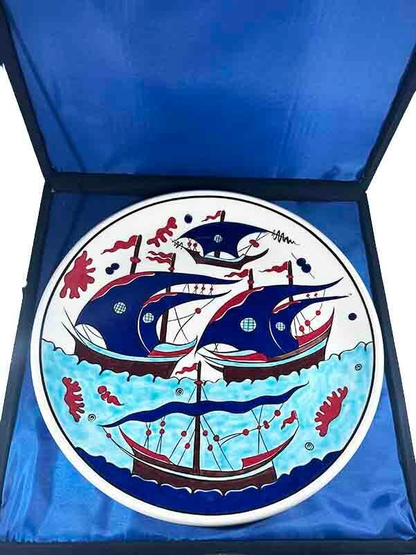 Gemili İznik Çini Tabak 30 cm – El Yapımı Osmanlı Yelkenli Motif - 3