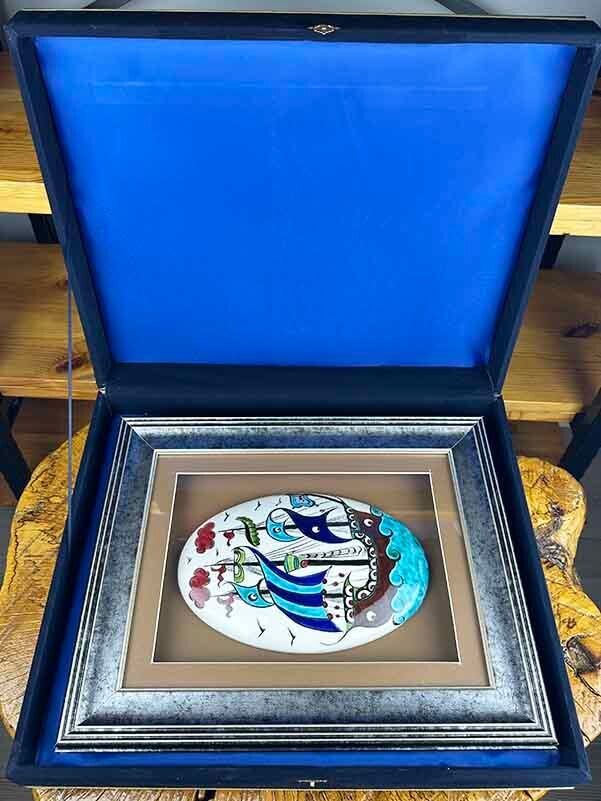 Geschenk für alle, die Segel setzen – Handgefertigte Iznik-Keramik mit Kalyon-Motiv - 3
