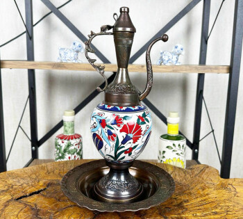 Geschenk für den Bürgermeister – Handgefertigter Iznik Çini Krug & Teller mit Tulpen- und Nelkenmuster (Kupferbeschichtet) - Çini Evi